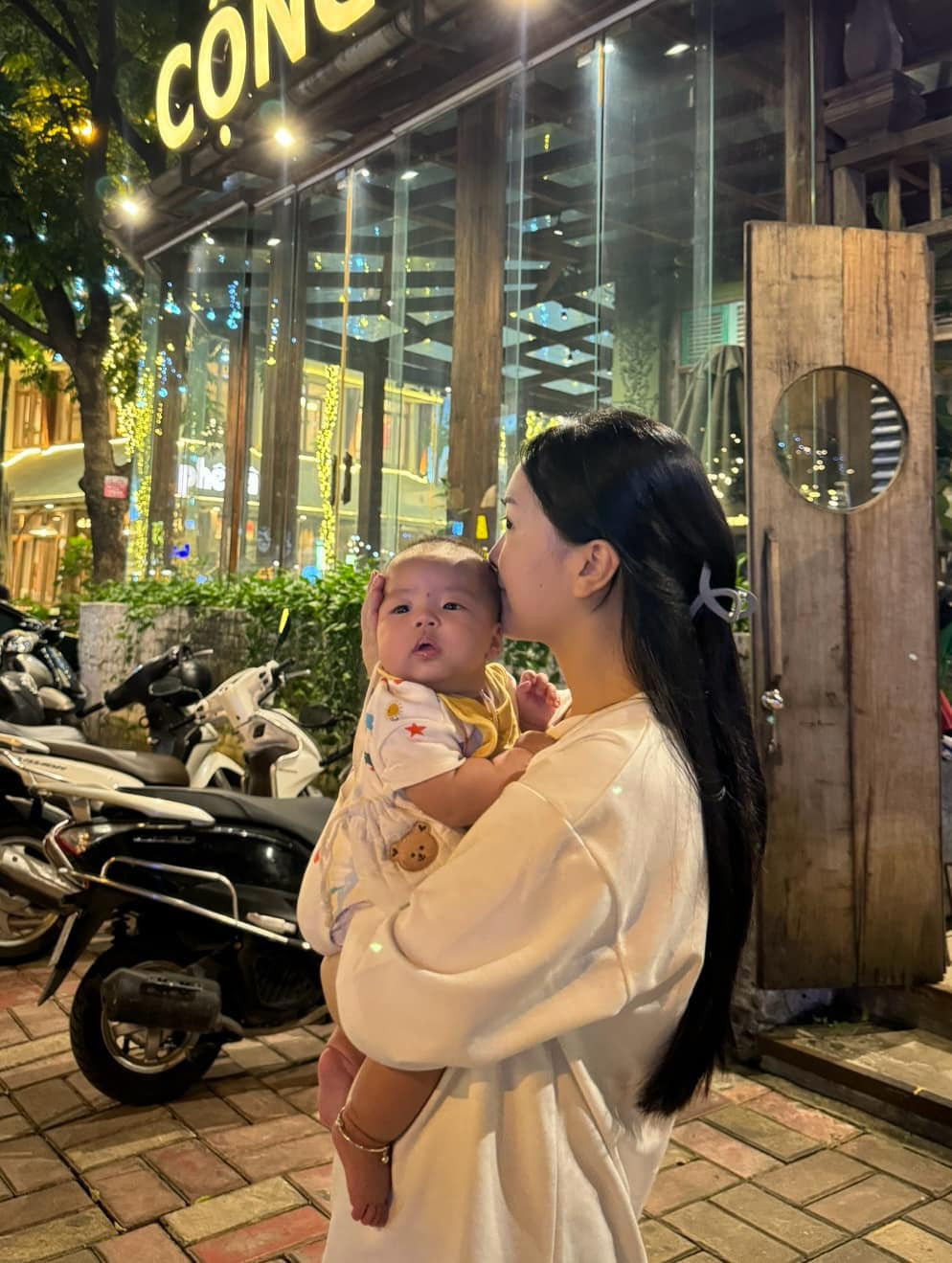 Sắc vóc 'gái một con' của vợ Hà Đức Chinh- Ảnh 3.