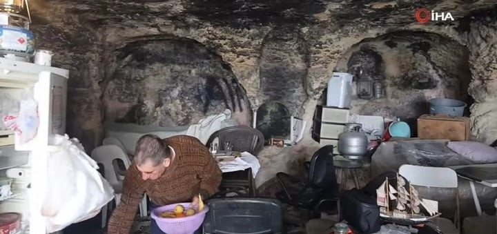 Ali biến hang động thành một ngôi nhà thu nhỏ với một số đồ dùng cơ bản.