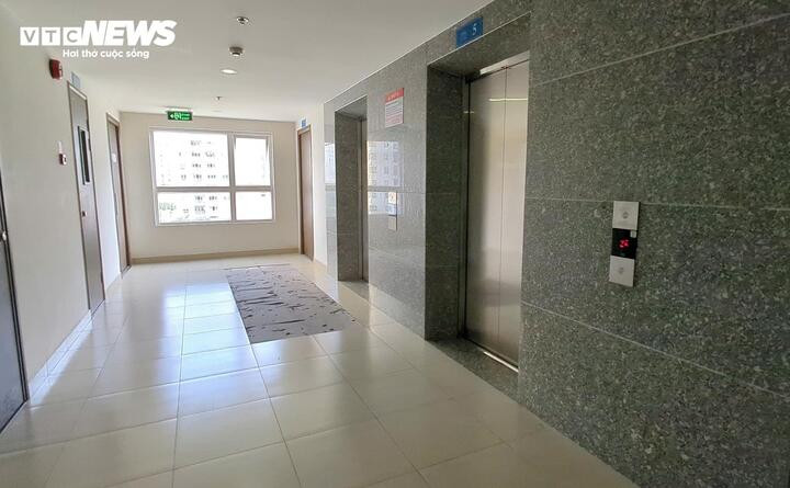 Gạch ở khu vực hành lang chung cư Diamond Riverside (Quận 8) bị bong tróc sau rung chấn.