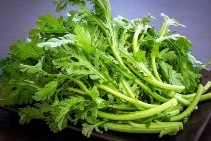 Rau cúc là món ăn quen thuộc, cũng là bài thuốc chữa bệnh. (Ảnh minh hoạ)