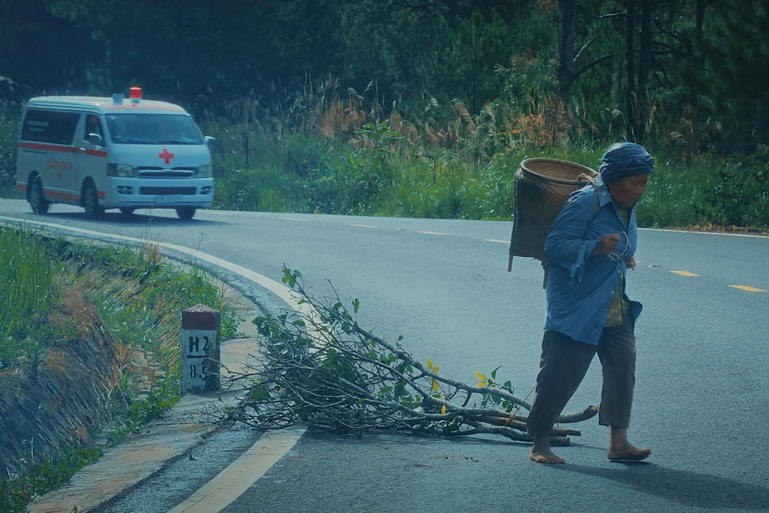 ‘Âm dương lộ’: Kịch bản lỏng lẻo, hù dọa yếu ảnh 3