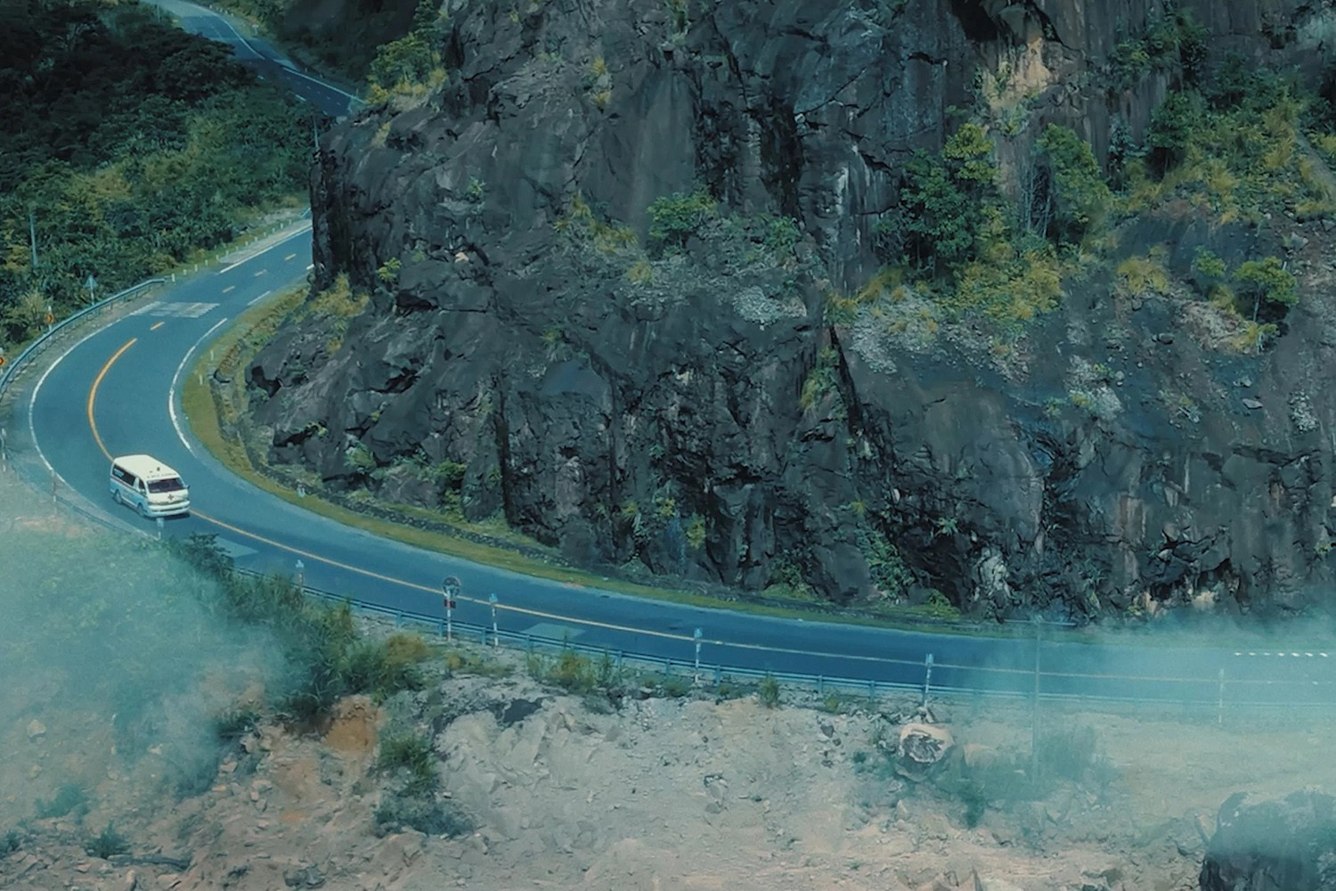 ‘Âm dương lộ’: Kịch bản lỏng lẻo, hù dọa yếu ảnh 2