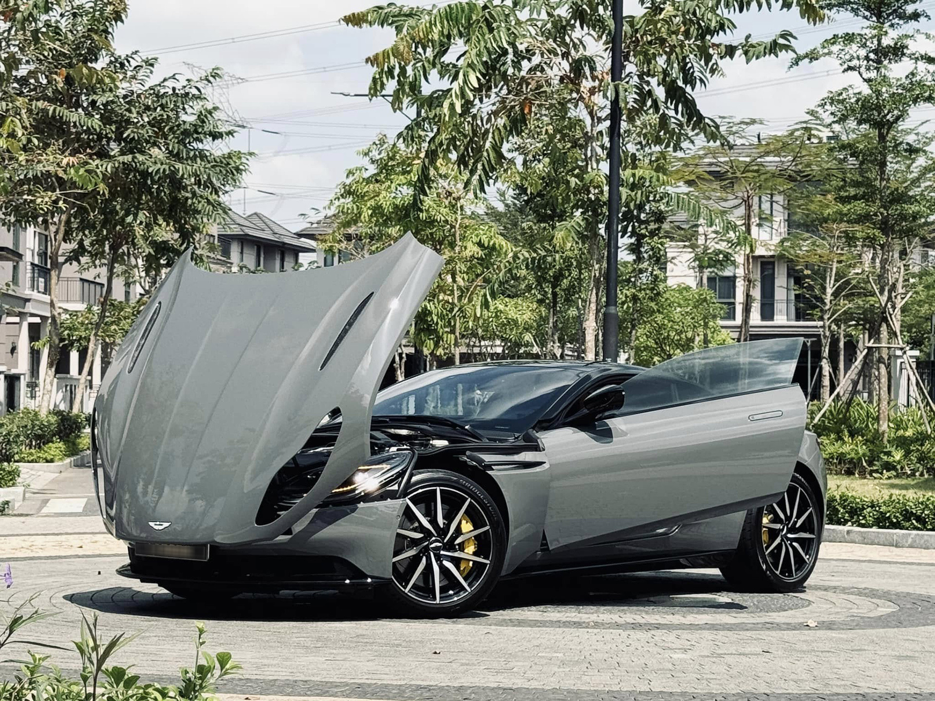 aston martin 3.jpg