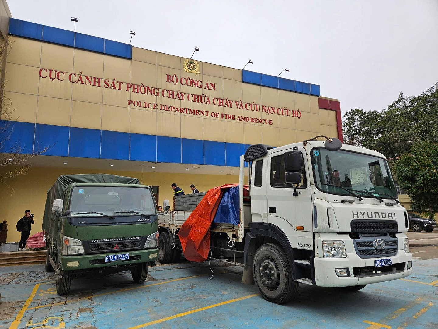 Đoàn cứu hộ của Bộ Công an mang theo radar, flycam và chó nghiệp vụ sang Myanmar cứu nạn động đất - Ảnh 1.