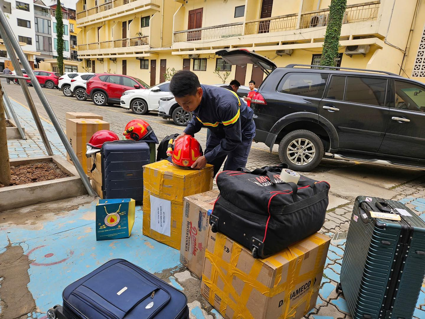 Đoàn cứu hộ của Bộ Công an mang theo radar, flycam và chó nghiệp vụ sang Myanmar cứu nạn động đất - Ảnh 2.