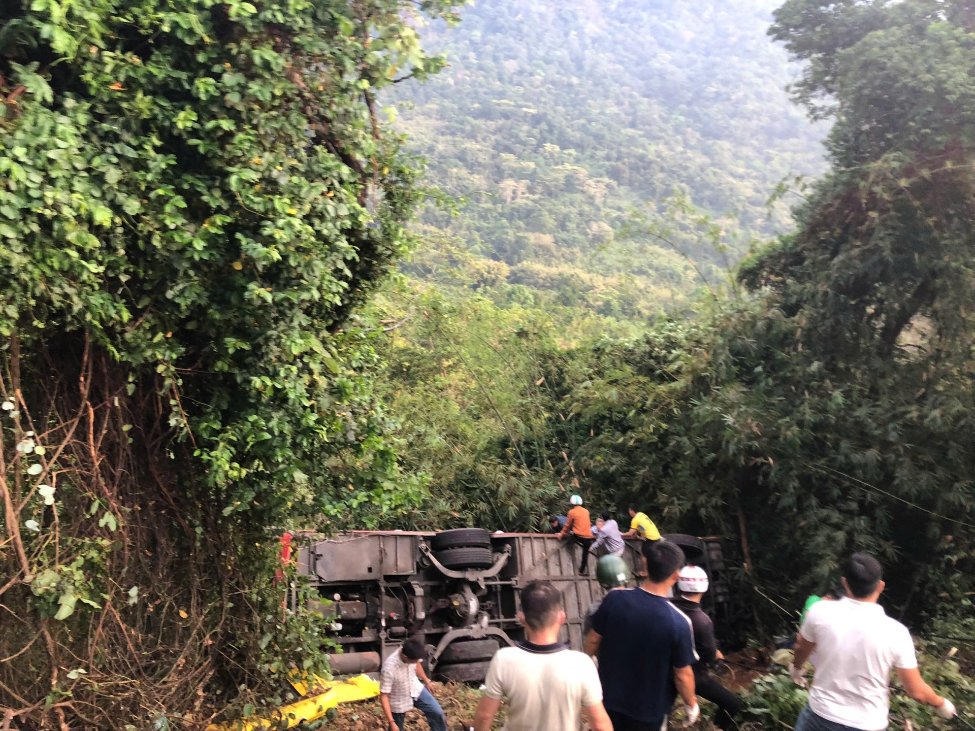Hiện trường kinh hoàng vụ xe khách 52 chỗ lao xuống đèo Bảo Lộc, nhiều người thương vong- Ảnh 1.
