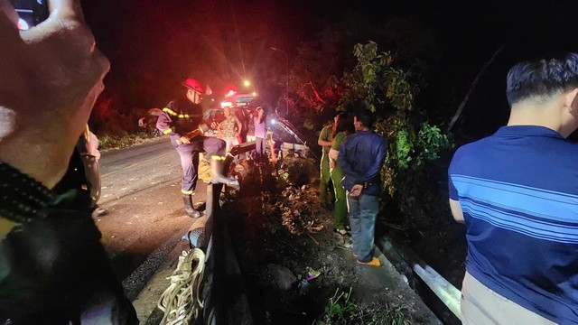 Hiện trường kinh hoàng vụ xe khách 52 chỗ lao xuống đèo Bảo Lộc, nhiều người thương vong- Ảnh 8.