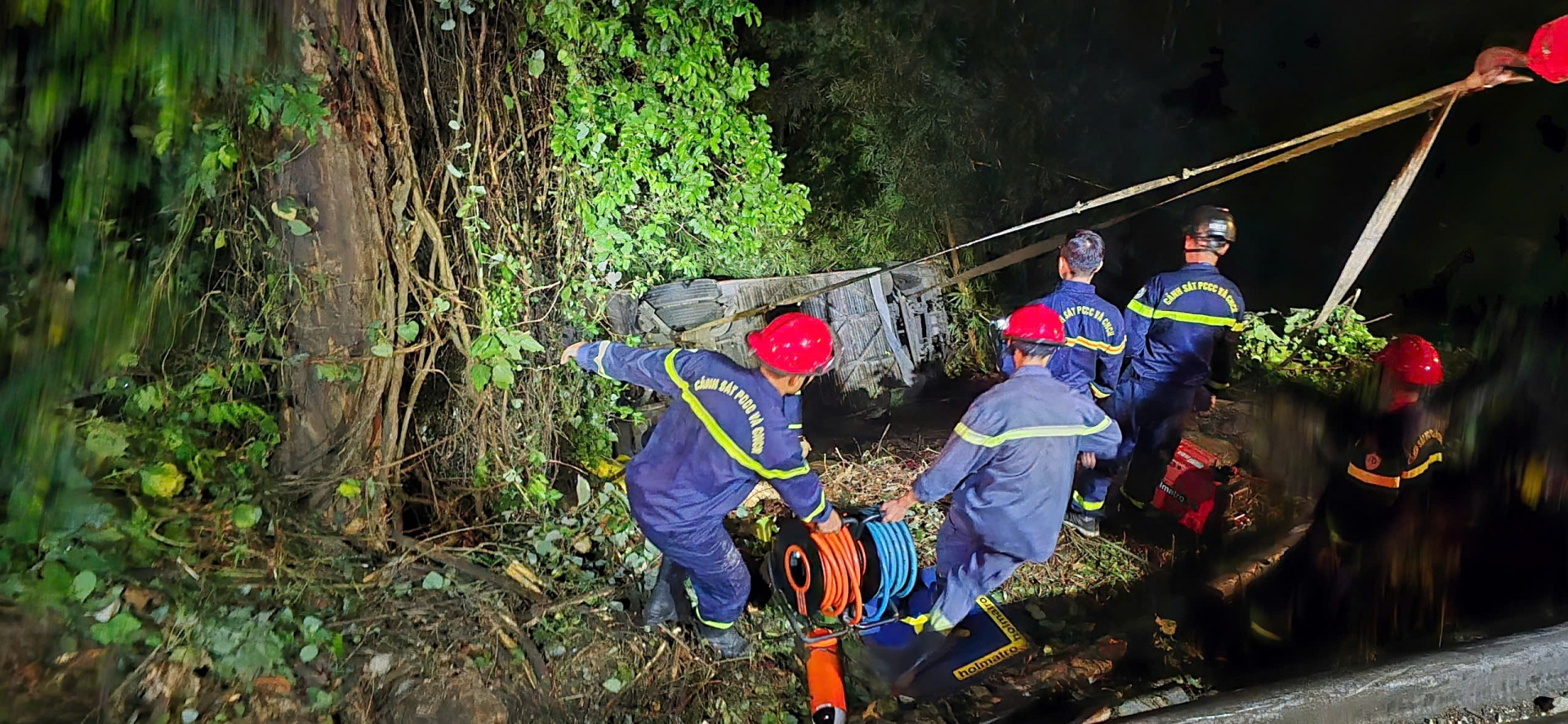 Hiện trường kinh hoàng vụ xe khách 52 chỗ lao xuống đèo Bảo Lộc, nhiều người thương vong- Ảnh 5.
