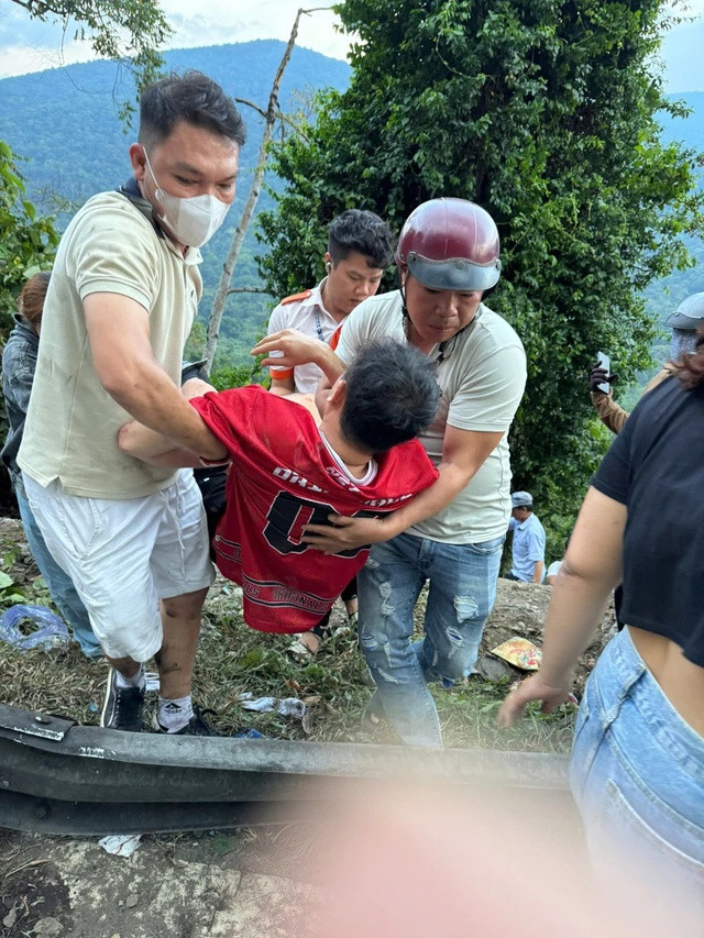 Hiện trường kinh hoàng vụ xe khách 52 chỗ lao xuống đèo Bảo Lộc, nhiều người thương vong- Ảnh 4.