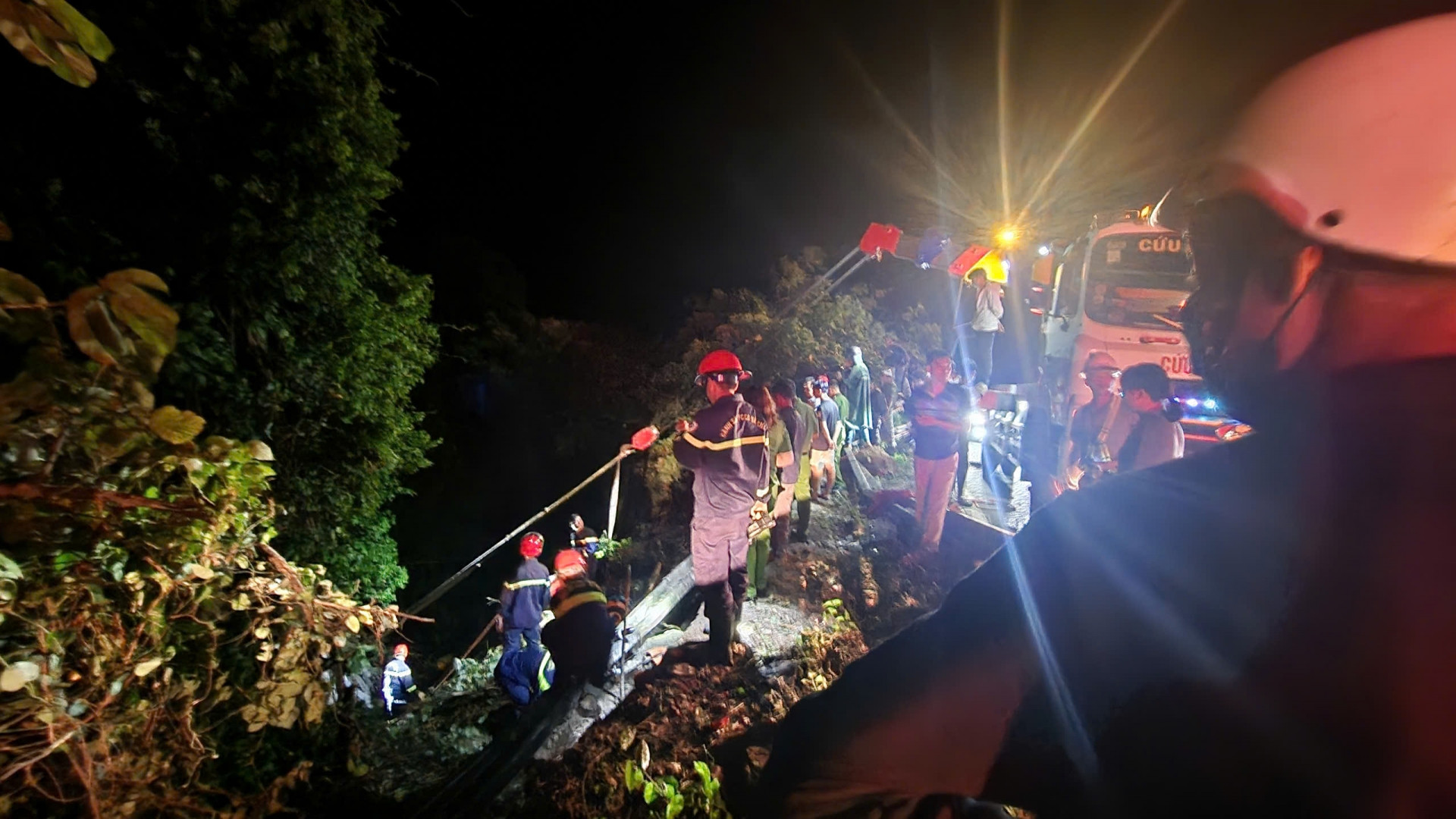 Hiện trường kinh hoàng vụ xe khách 52 chỗ lao xuống đèo Bảo Lộc, nhiều người thương vong- Ảnh 6.