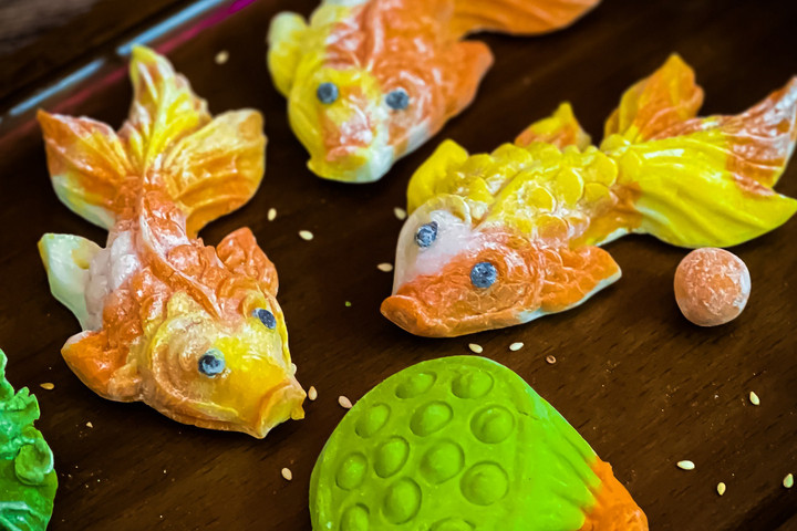 Những set bánh trôi nghệ thuật hình cá chép và đài sen được làm tỉ mỉ có giá bán từ 120.000 - 150.000 đồng/hộp.