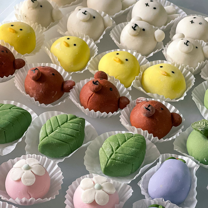 Giá cho một hộp gồm 24 viên bánh là 345.000 đồng, còn hộp 9 viên có giá 155.000 đồng/hộp.