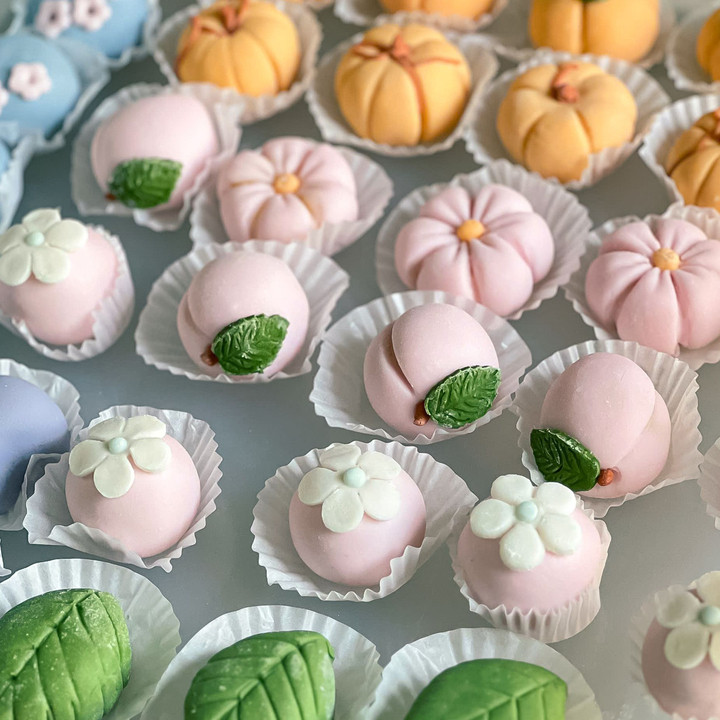 Set bánh trôi nước được một cửa hàng bánh ngọt trên phố Lê Lai (quận Hà Đông, Hà Nội) biến tấu với nhiều hình thù độc lạ như quả đào, bí ngô, con vật ngộ nghĩnh.