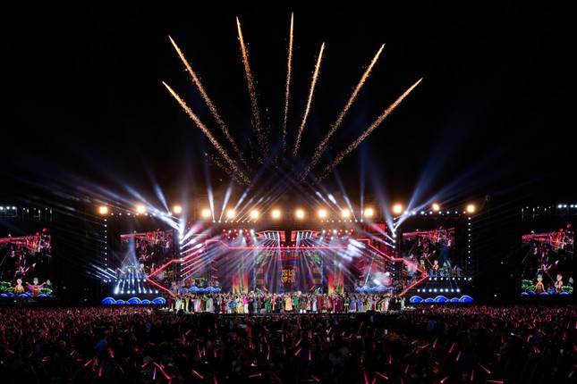 Trào lưu mặc Việt phục phủ sóng MXH hậu concert Anh Trai Vượt Ngàn Chông Gai ảnh 1