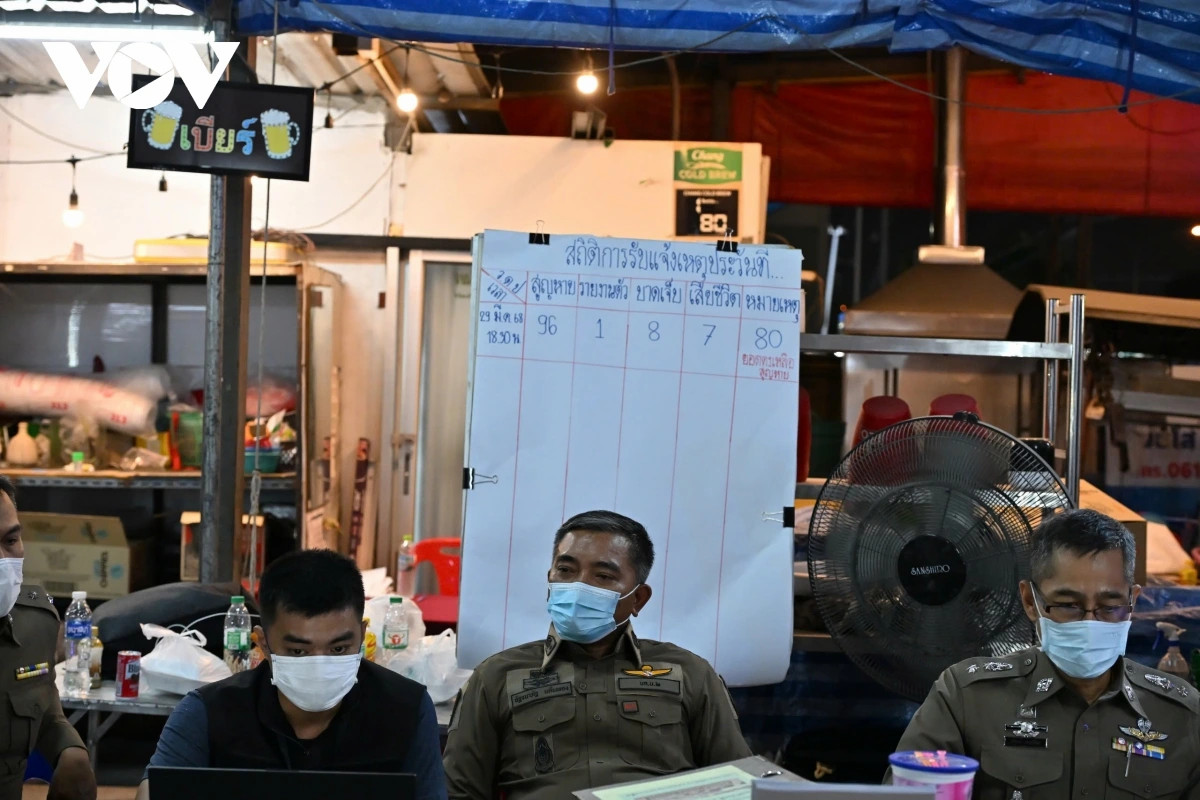 vu sap nha 30 tang o bangkok lien lac duoc qua di dong voi 9 nguoi bi mac ket hinh anh 1