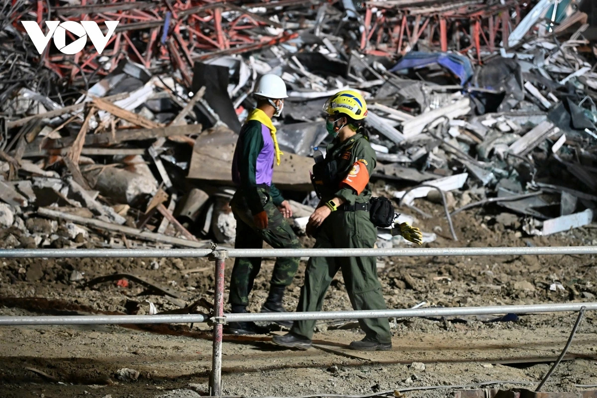 vu sap nha 30 tang o bangkok lien lac duoc qua di dong voi 9 nguoi bi mac ket hinh anh 2