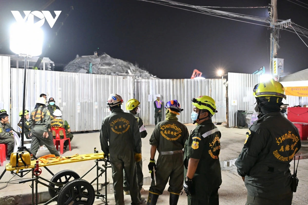 vu sap nha 30 tang o bangkok lien lac duoc qua di dong voi 9 nguoi bi mac ket hinh anh 5