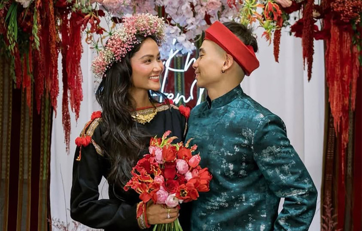 H'Hen Niê và ông xã Tuấn Khôi vừa tổ chức lễ cưới tại quê nhà Đắk Lắk.