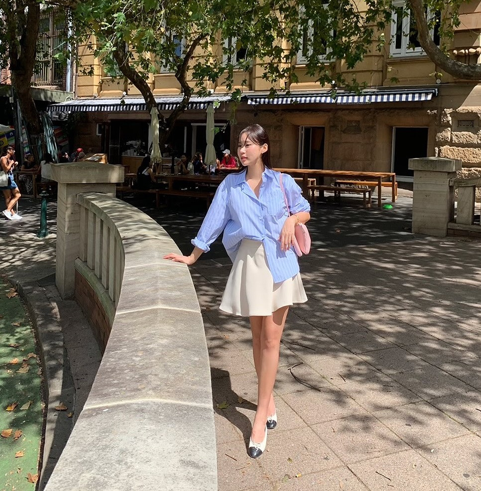 10 set đồ sáng màu dễ áp dụng, giúp bạn tự tin xuống phố ngày hè- Ảnh 2.