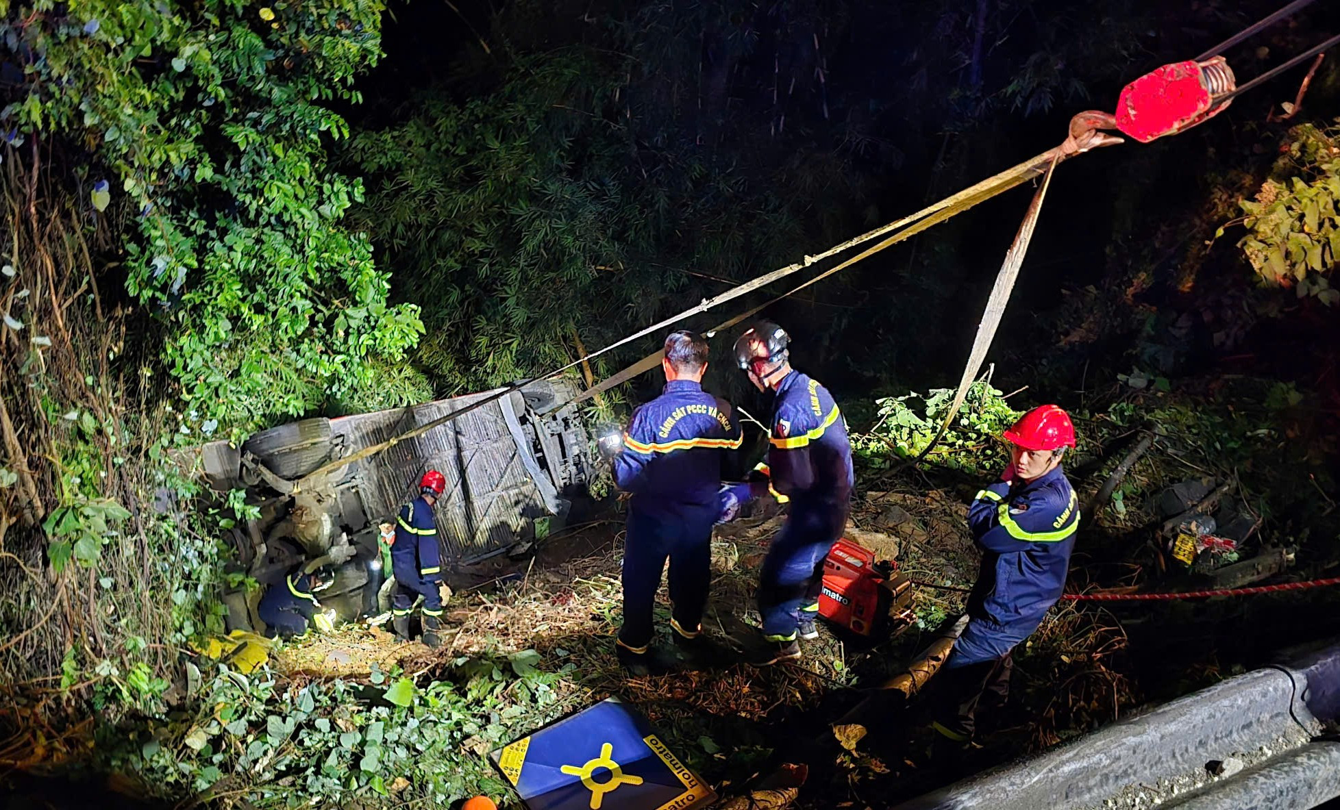 Điều tra nguyên nhân vụ xe khách rơi đèo Bảo Lộc- Ảnh 1.