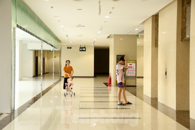 Hà Nội: Trung tâm thương mại 'rỗng' khách, nhiều nơi thành chỗ... thể dục ảnh 3