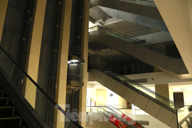 Hà Nội: Trung tâm thương mại 'rỗng' khách, nhiều nơi thành chỗ... thể dục ảnh 4