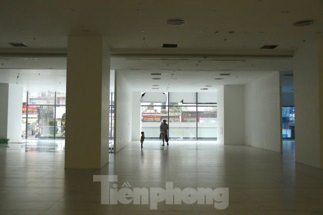Hà Nội: Trung tâm thương mại 'rỗng' khách, nhiều nơi thành chỗ... thể dục ảnh 9