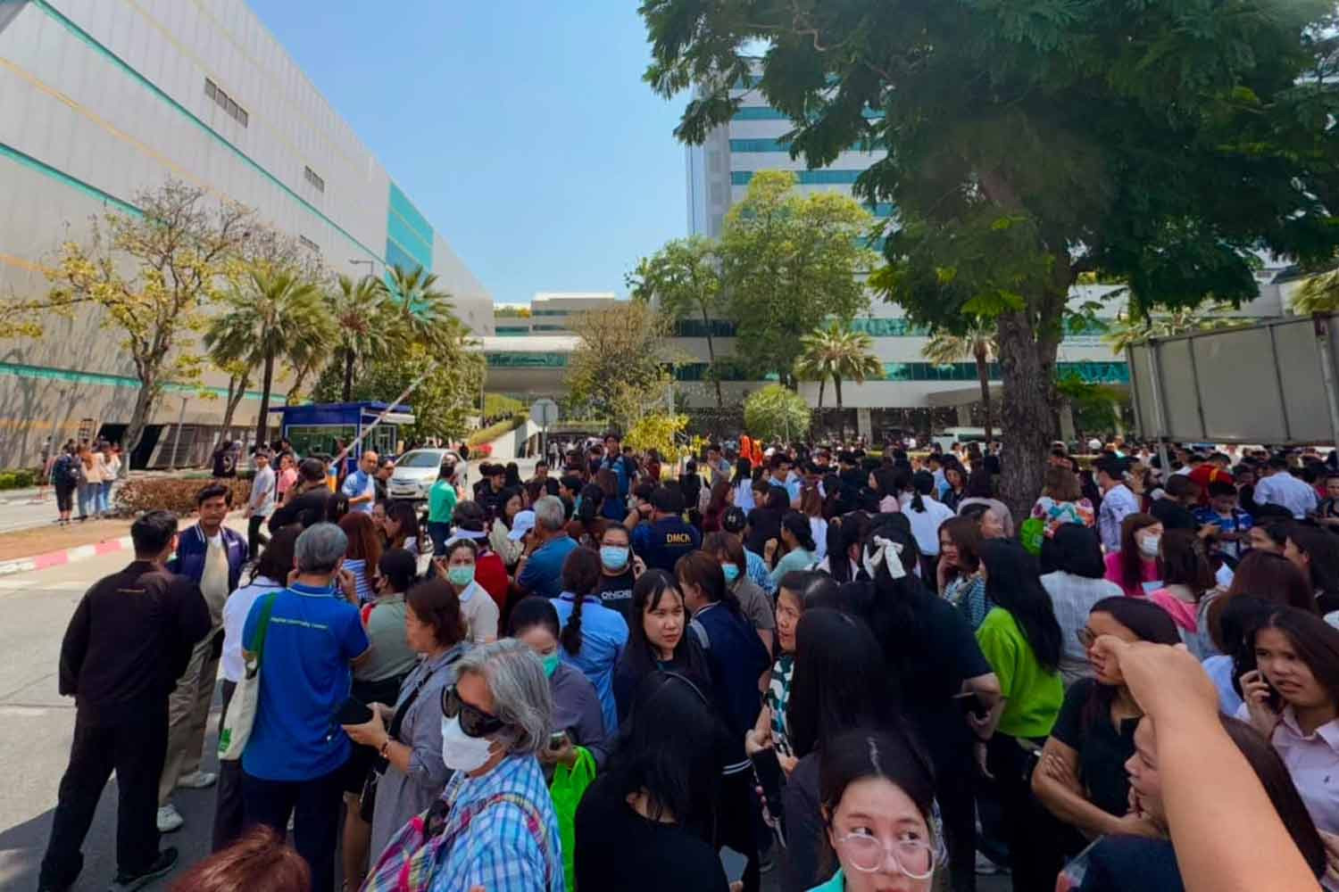 NÓNG: Hàng loạt toà nhà trung tâm Bangkok bất ngờ rung lắc, xuất hiện vết nứt, người dân sơ tán khẩn cấp vào sáng đầu tuần- Ảnh 1.