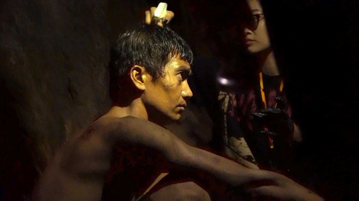 quang tuan giam 14 kg de dong Dia dao , khiep so vi chay giua mua bom hinh anh 2