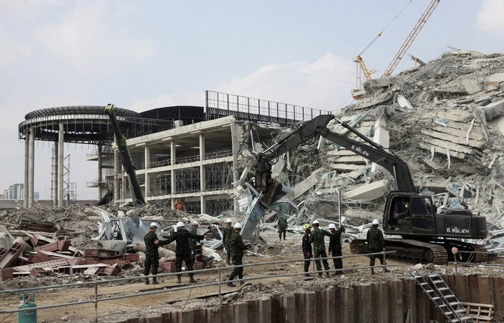 Hiện trường tòa nhà bị sập ở Bangkok. (Ảnh: Reuters)