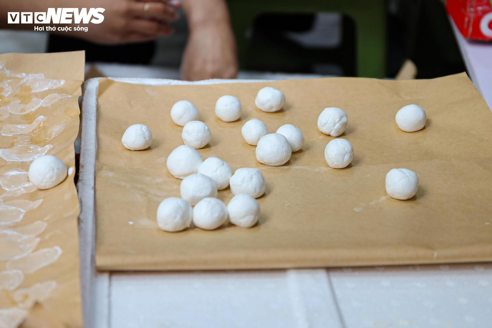 Xếp hàng mua bánh trôi, bánh chay ngày Tết Hàn thực - 15