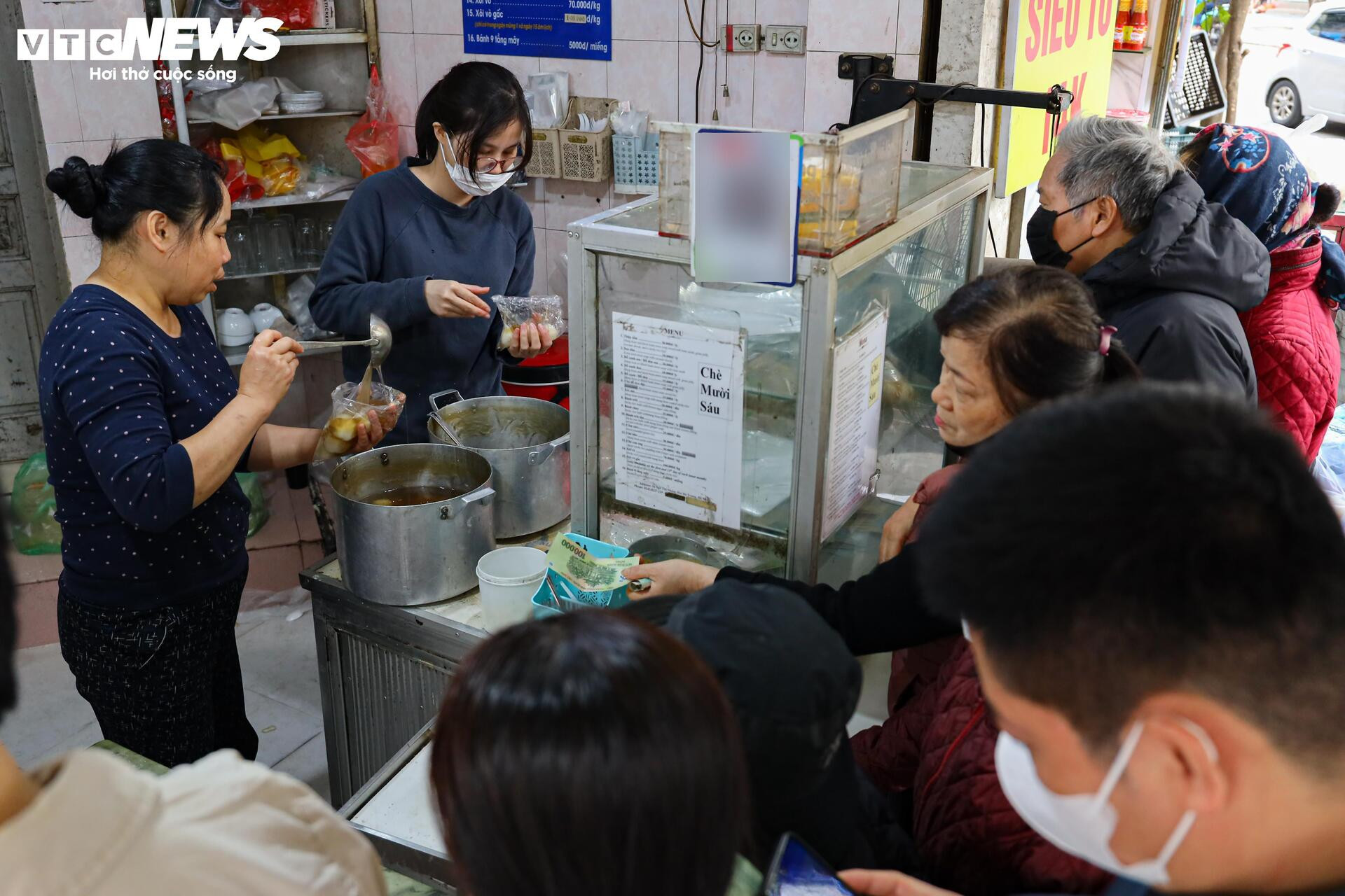 Xếp hàng mua bánh trôi, bánh chay ngày Tết Hàn thực - 4