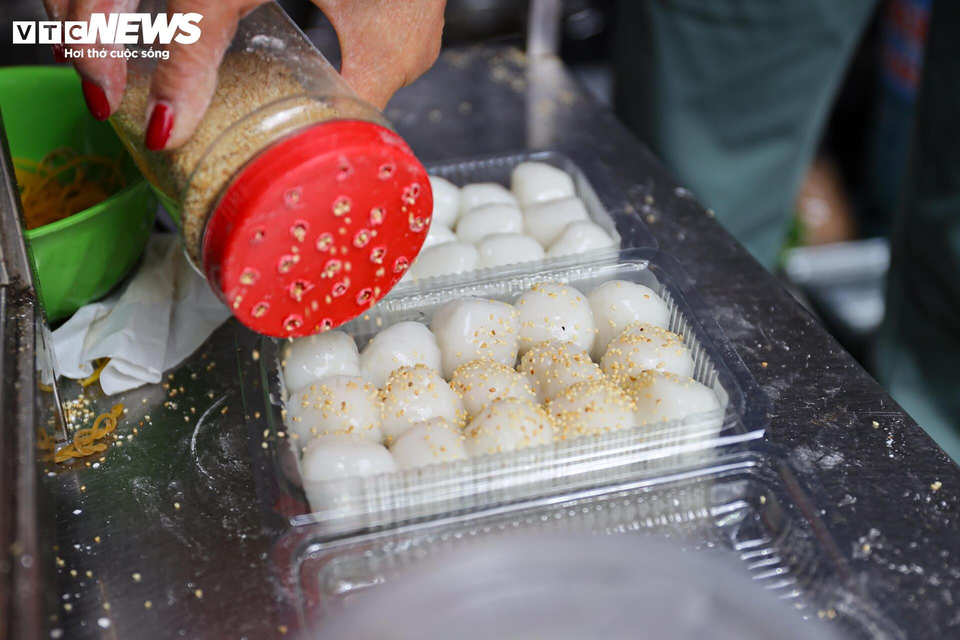 Xếp hàng mua bánh trôi, bánh chay ngày Tết Hàn thực - 9