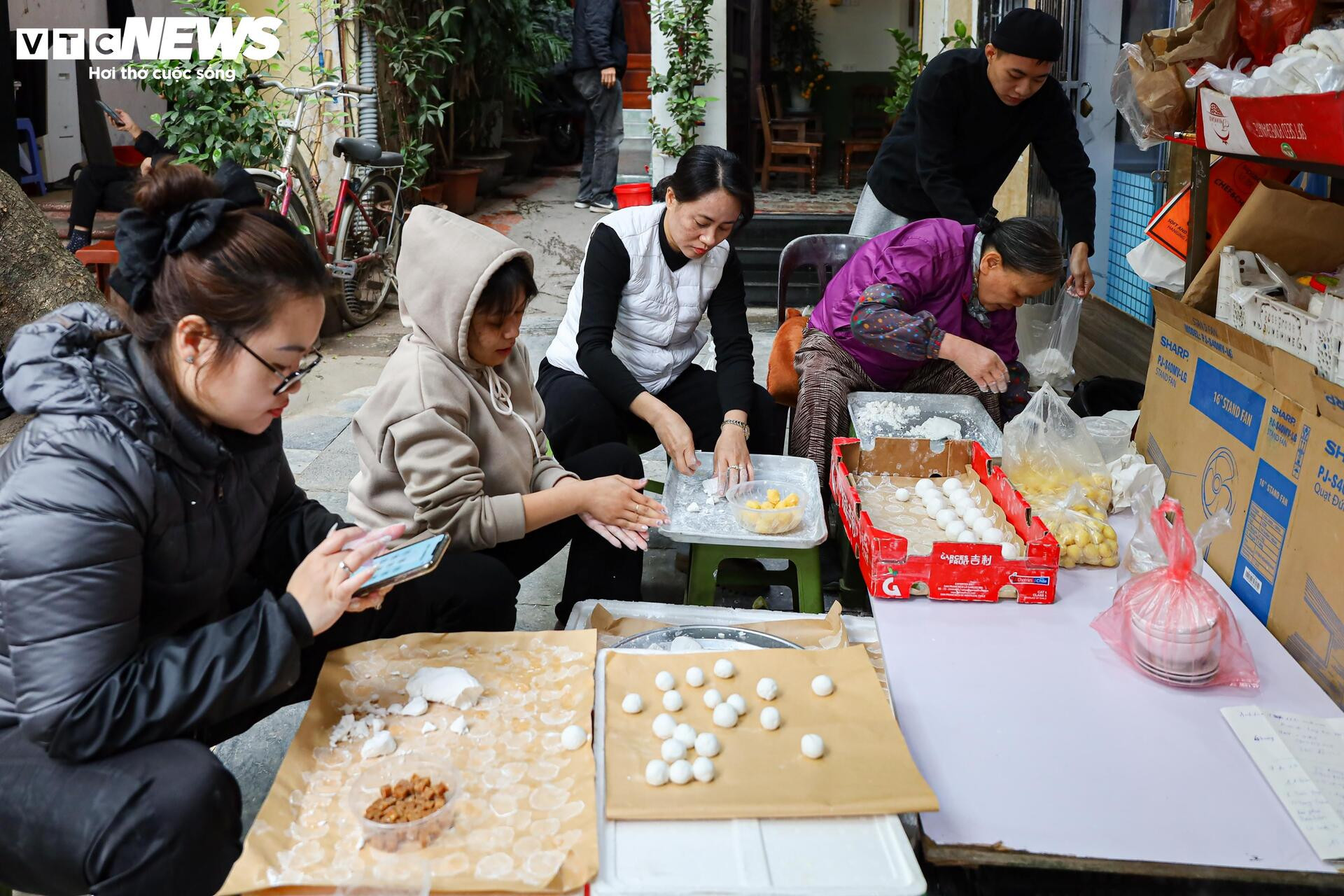 Xếp hàng mua bánh trôi, bánh chay ngày Tết Hàn thực - 13