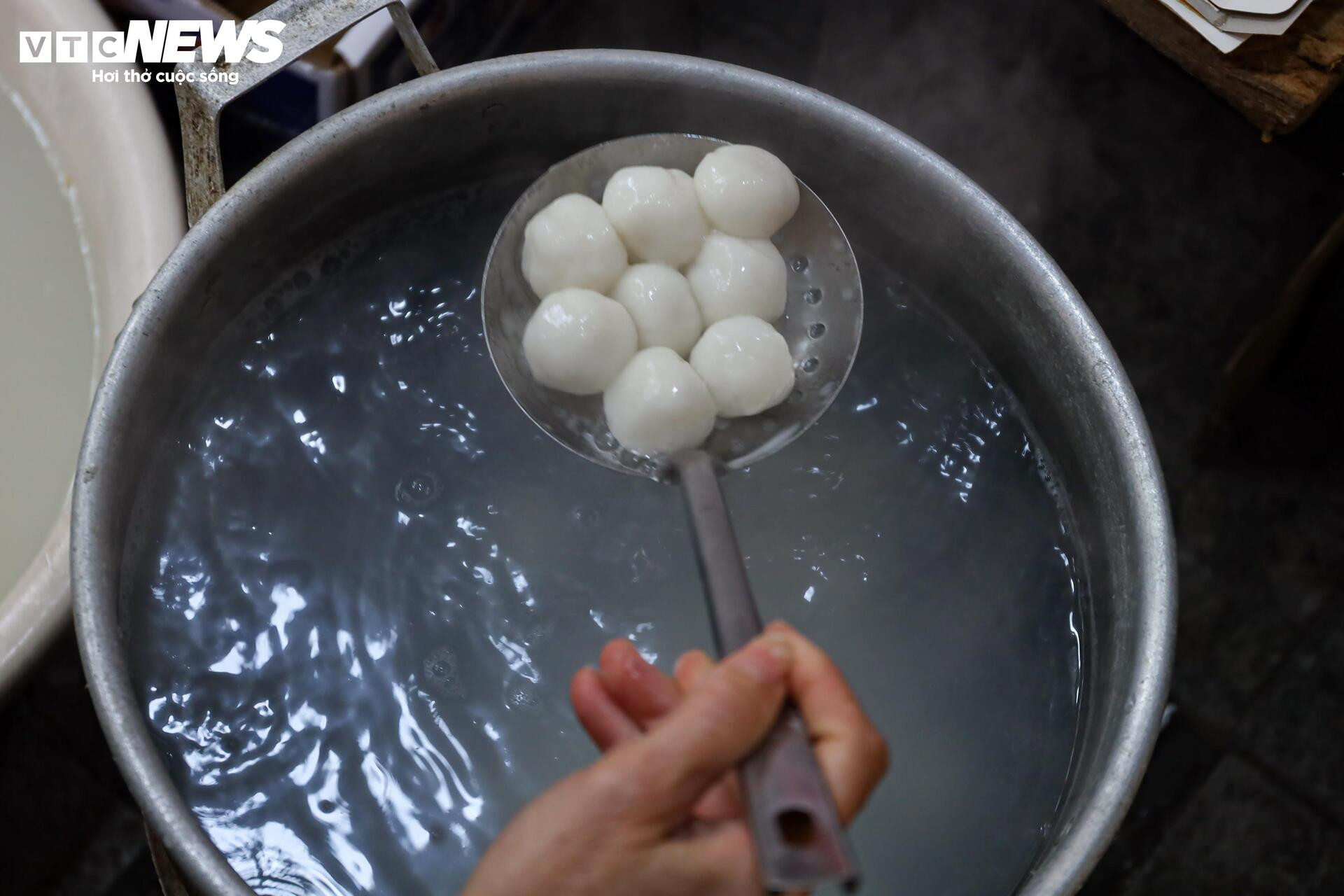 Xếp hàng mua bánh trôi, bánh chay ngày Tết Hàn thực - 16