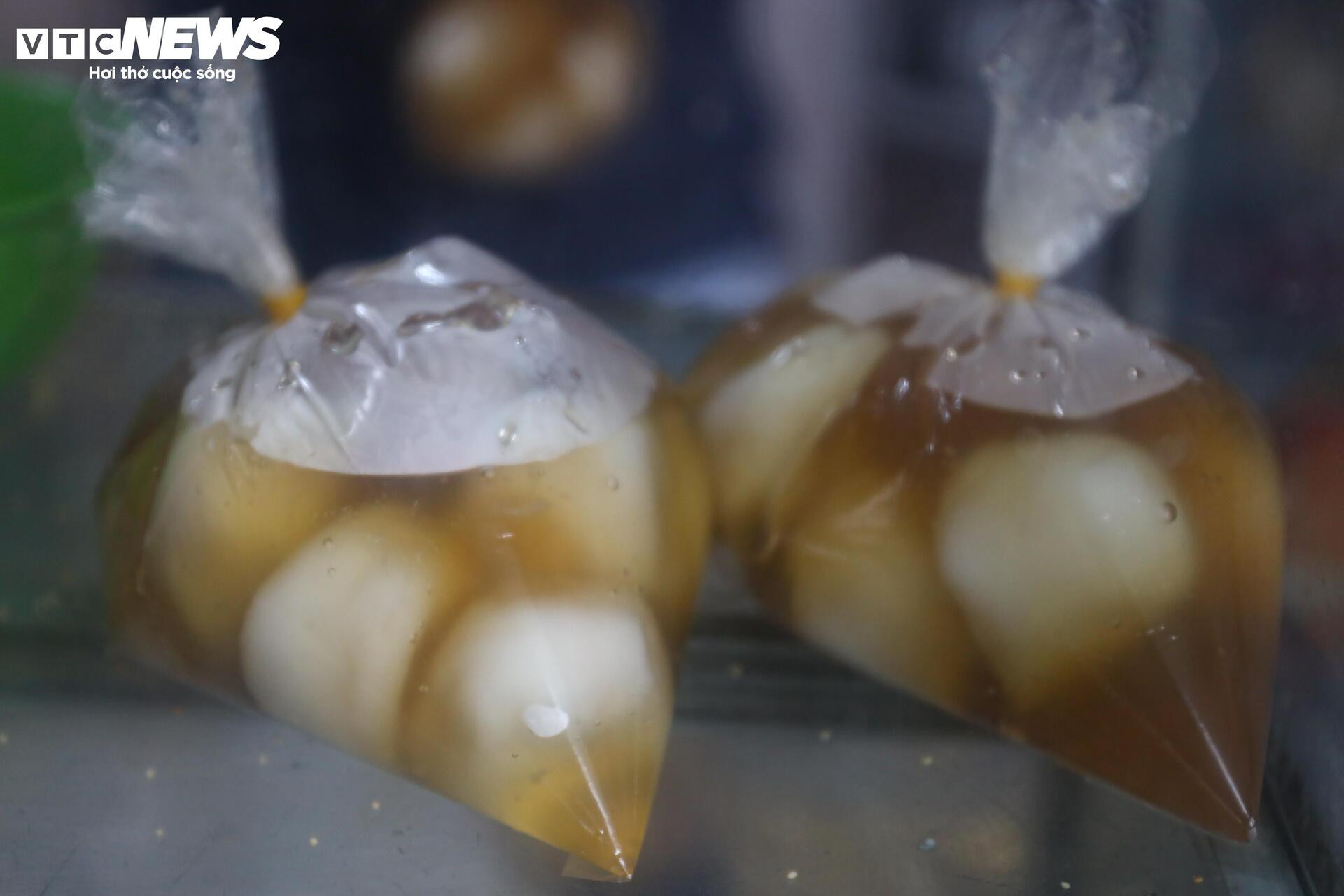 Xếp hàng mua bánh trôi, bánh chay ngày Tết Hàn thực - 10