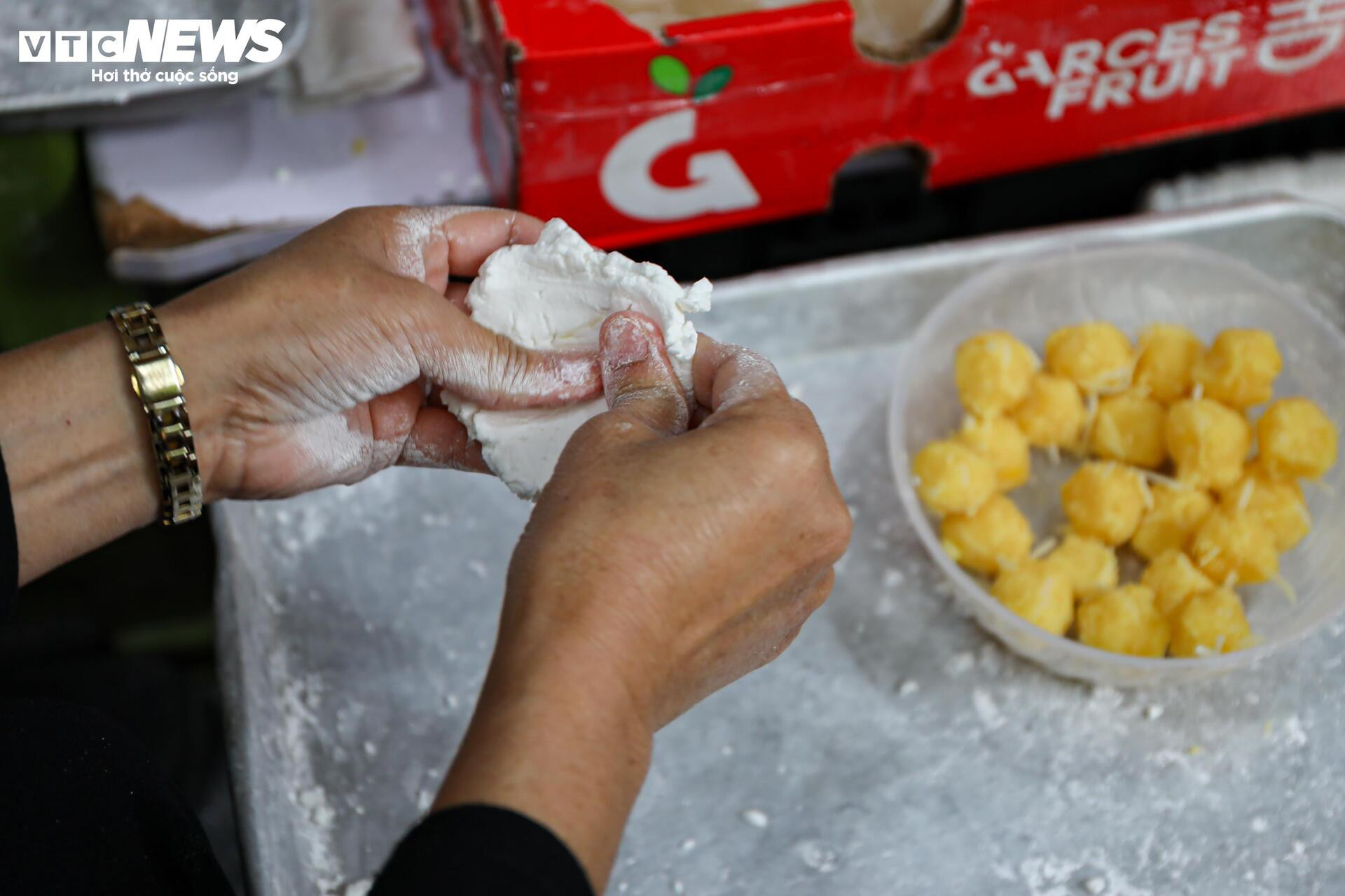 Xếp hàng mua bánh trôi, bánh chay ngày Tết Hàn thực - 14
