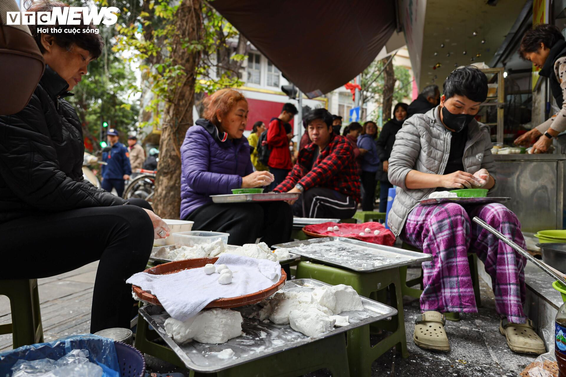 Xếp hàng mua bánh trôi, bánh chay ngày Tết Hàn thực - 12