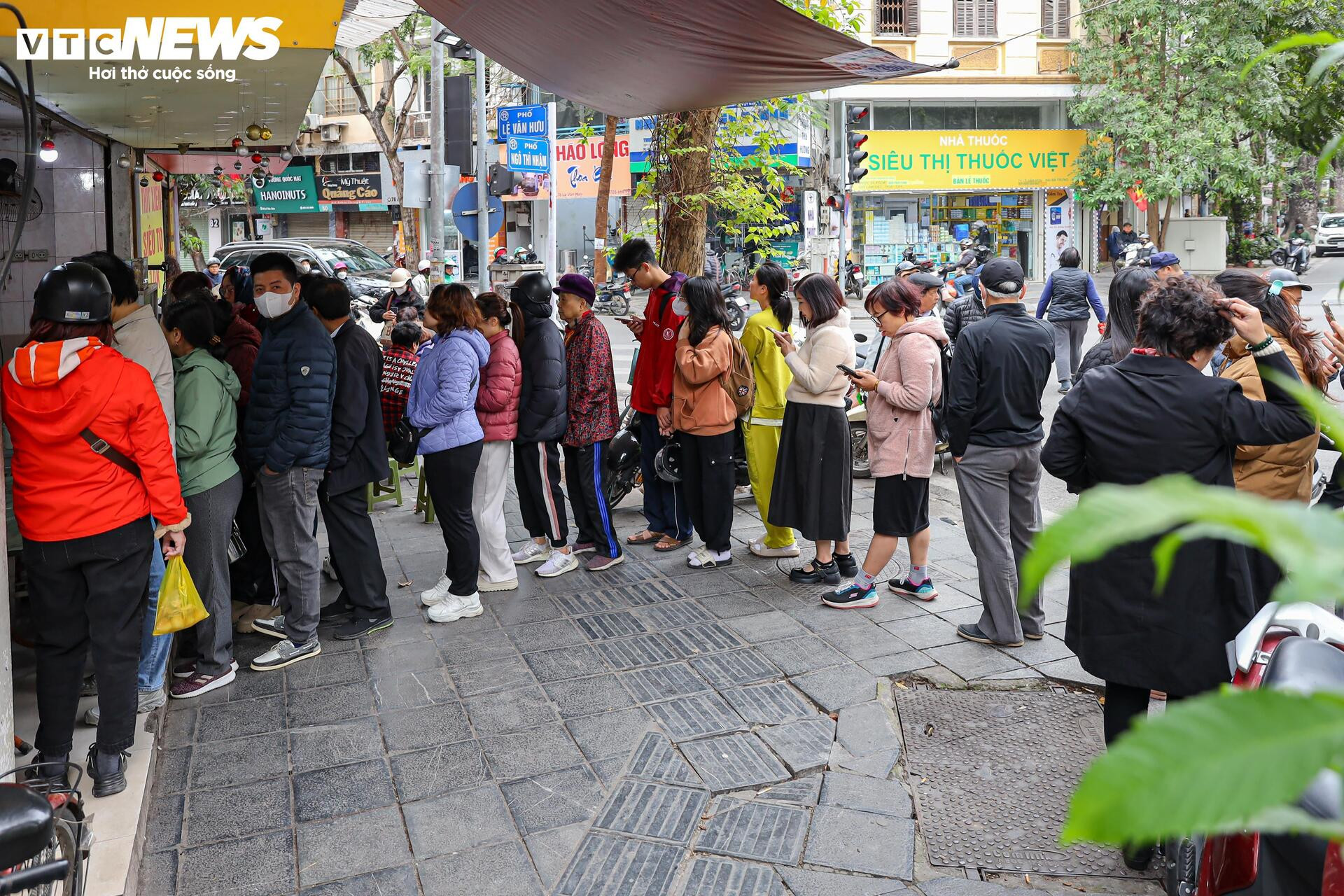 Xếp hàng mua bánh trôi, bánh chay ngày Tết Hàn thực - 8