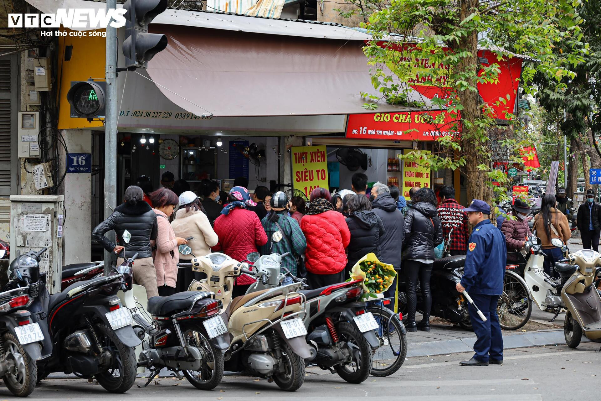 Xếp hàng mua bánh trôi, bánh chay ngày Tết Hàn thực - 2