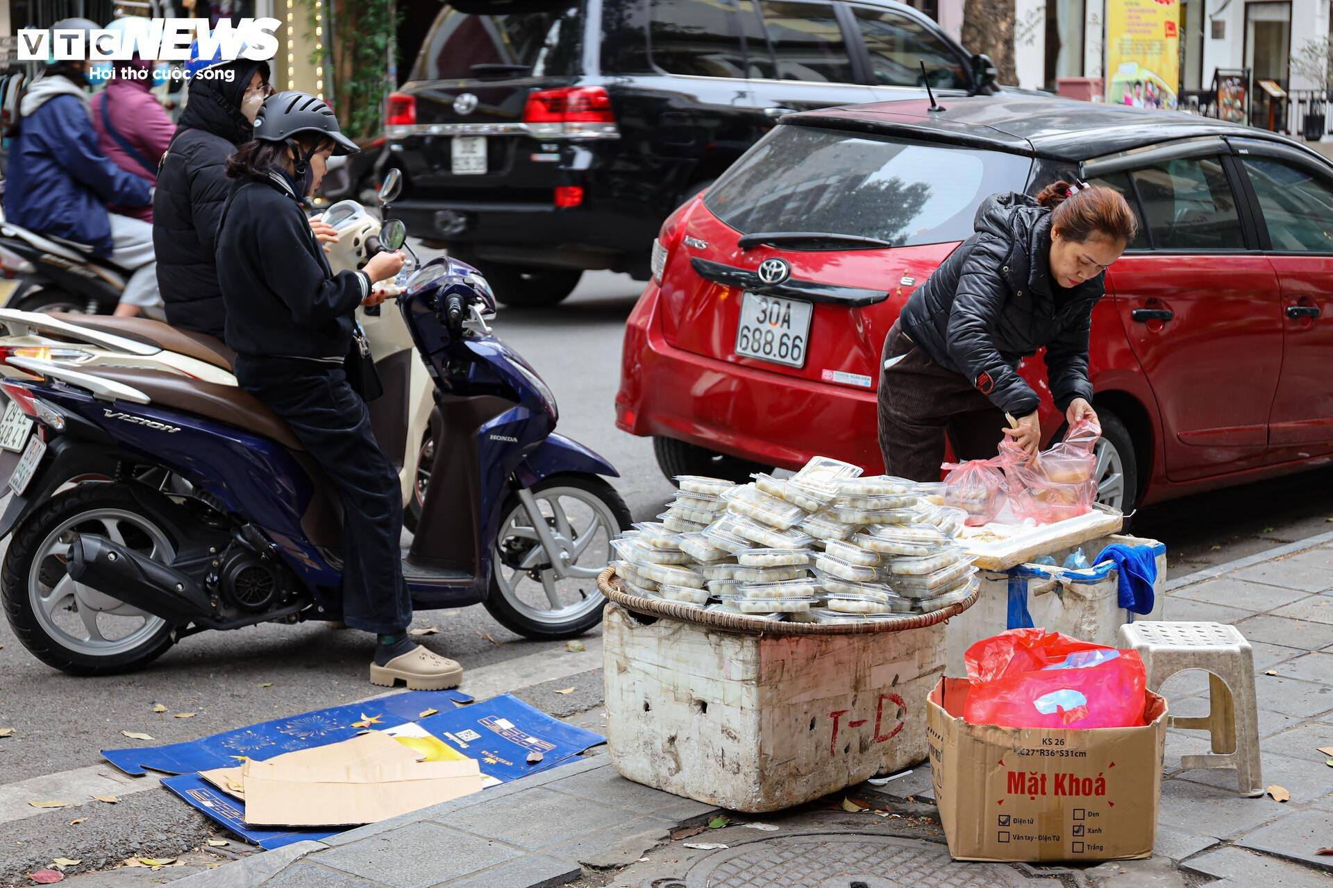 Xếp hàng mua bánh trôi, bánh chay ngày Tết Hàn thực - 17