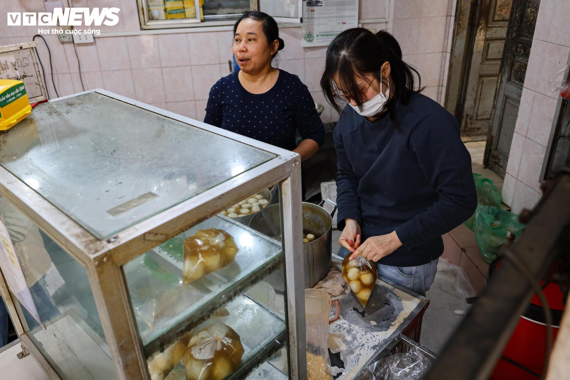 Xếp hàng mua bánh trôi, bánh chay ngày Tết Hàn thực - 3
