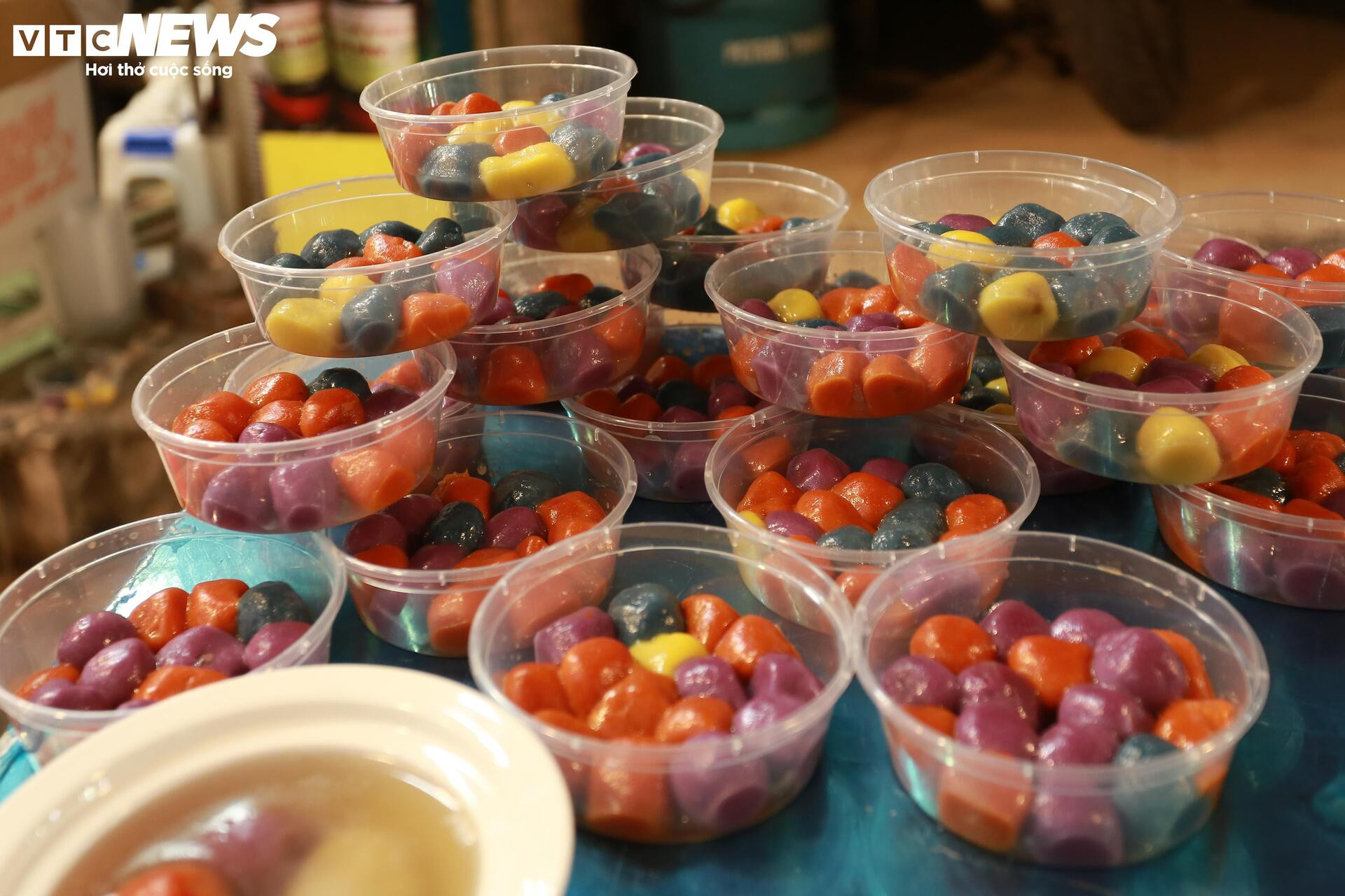 Xếp hàng mua bánh trôi, bánh chay ngày Tết Hàn thực - 11