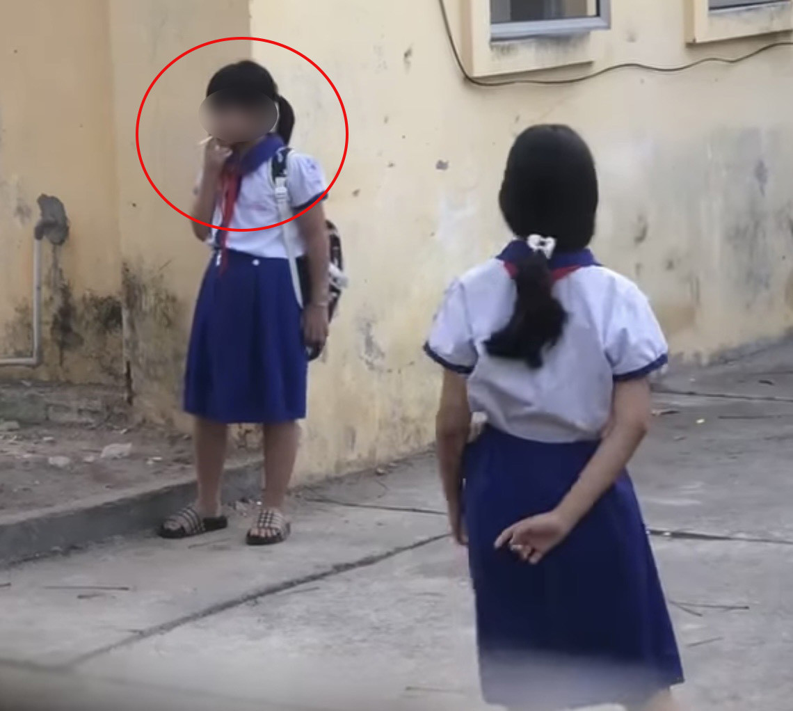 Xôn xao clip 5 nữ sinh tiểu học hút thuốc phì phèo trong sân trường, mời bạn nam hút cùng - Ảnh 1.