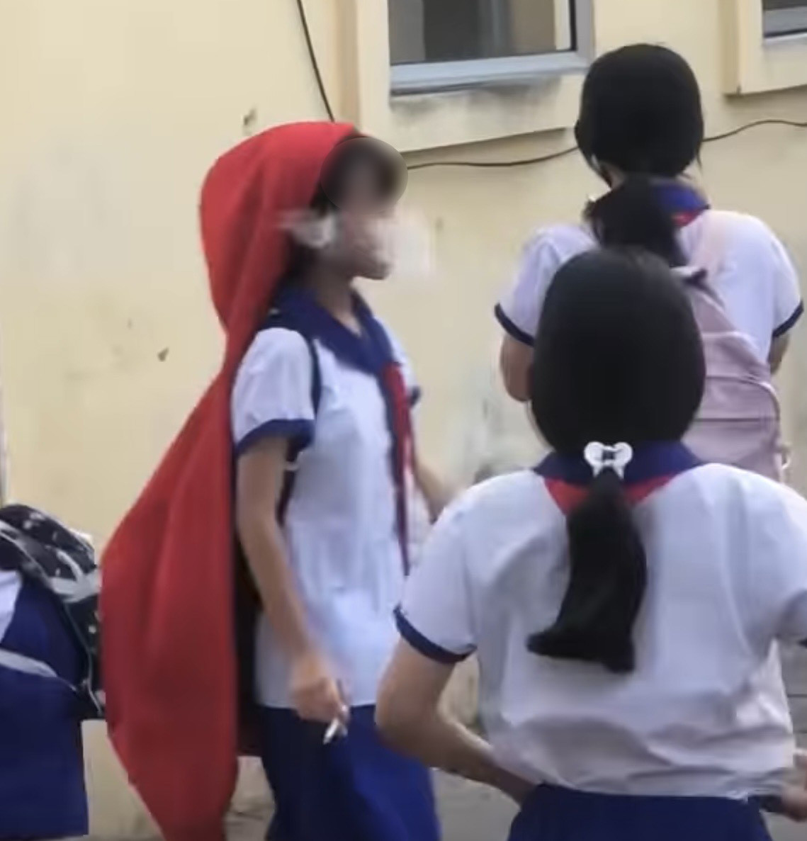 Xôn xao clip 5 nữ sinh tiểu học hút thuốc phì phèo trong sân trường, mời bạn nam hút cùng - Ảnh 2.