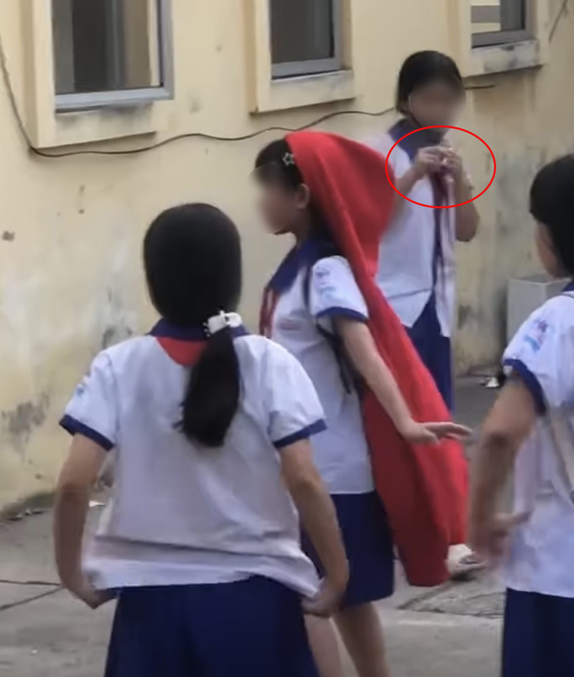 Xôn xao clip 5 nữ sinh tiểu học hút thuốc phì phèo trong sân trường, mời bạn nam hút cùng - Ảnh 3.