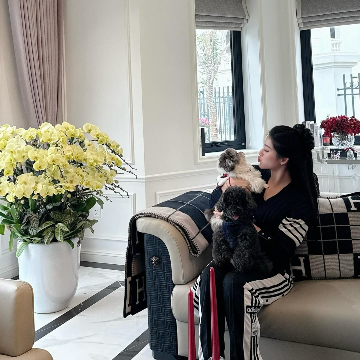 Cảnh tượng bên trong 'bạch dinh' xa hoa làm lộ độ giàu khủng của 'phú bà' Vbiz Huyền My- Ảnh 6.