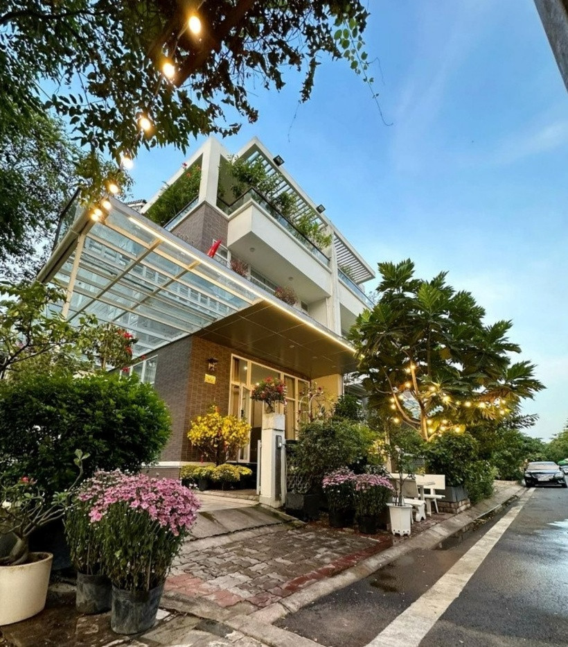 Bên cạnh sự nghiệp thành công, NSƯT Trịnh Kim Chi còn khiến nhiều người ngưỡng mộ với cuộc sống hôn nhân hạnh phúc viên mãn. Được biết, biệt thự của gia đình cô nằm ở quận 7 (TP.HCM), với giá trị ước tính khoảng 10 tỷ đồng.