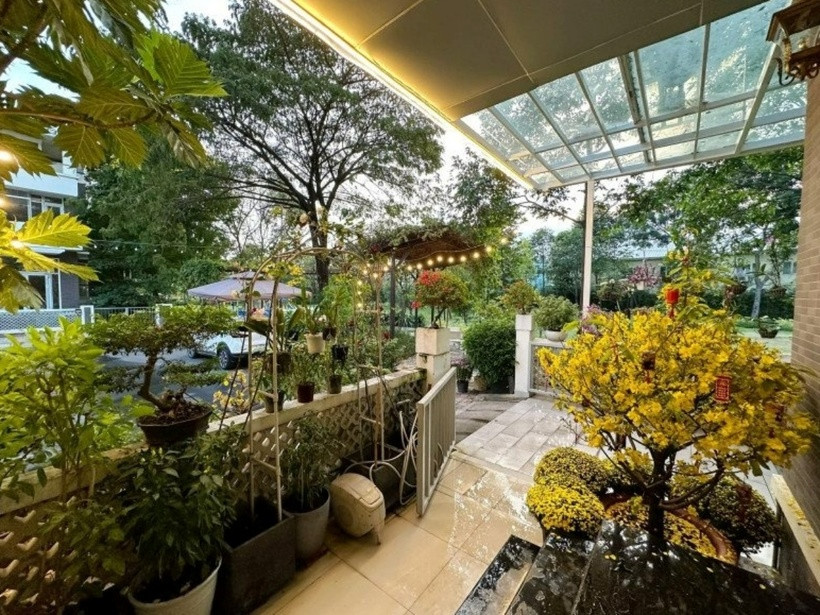 Vợ chồng cô đã thiết kế một khu vườn bao quanh biệt thự với nhiều loại cây xanh. Khu vực này được chia thành 3 phần, gồm không gian phía trước dành trồng hoa, cây cảnh; ven lối vào trồng nhiều loại rau xanh; khu cửa chính cũng được bắt giàn để trồng một số loại rau khác.