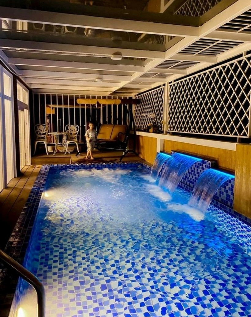 Hồ bơi trong biệt thự của gia đình NSƯT Trịnh Kim Chi.